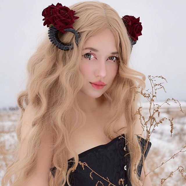 Review for Lolita rose croissant hair clip yv42613